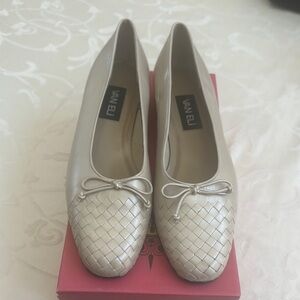 Van Eli Women's Brand New Cream Leather Woven Bow Flats